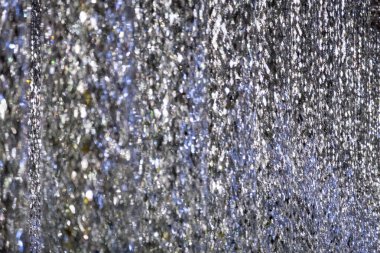 Işıltılı bir kristalin bulanık arka planı güzel bir gökkuşağının ışığını yansıtıyor ve grafiklerde kullanılıyor..