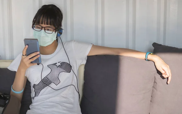 An Asian tourist girl, takes a mask every time she does in her daily life.