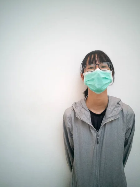 Een Aziatisch Toeristisch Meisje Neemt Een Masker Elke Keer Dat — Stockfoto