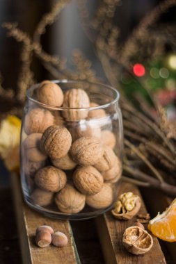 Noel natürmortları, cevizler, mandallar ve defne dalları