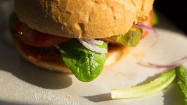 Beyaz parşömen kağıdında hamburger.