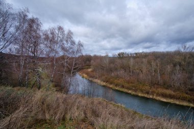 Sonbahar nehrinin yakınındaki soğuk hava