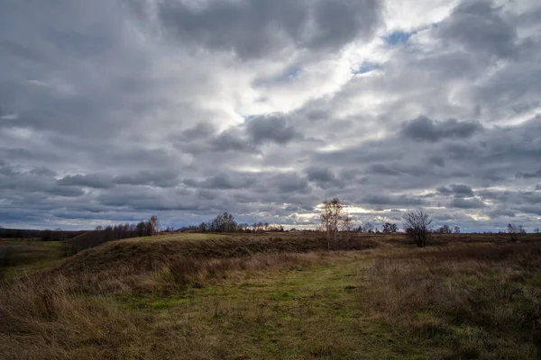 Arazinin üstündeki öfkeli gökyüzü