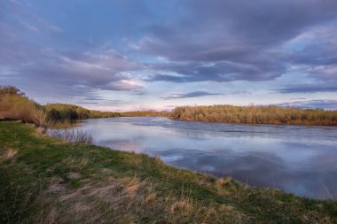 Bulutlu akşam nehri