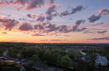 Kasabanın üzerinde gün batımı