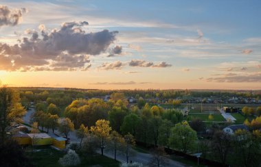 Kasabanın üzerinde gün batımı