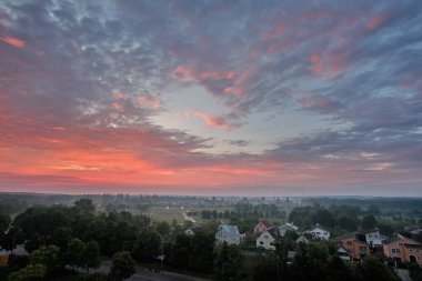 Şehrin üzerinde akşam gökyüzü