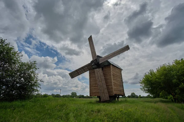 Sahadaki yel değirmeni