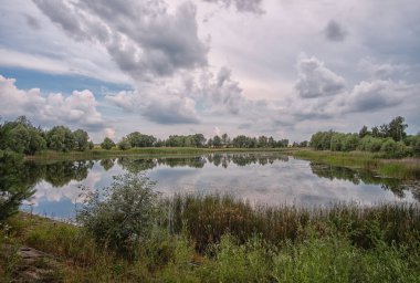 Yazın bulutlu gökyüzü tarlanın üzerinde