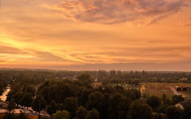 Şehrin üzerinde gün batımı