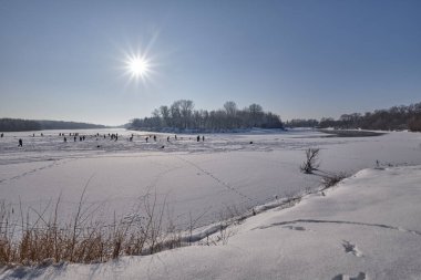 Kışın nehir kıyısında soğuk bir gün.