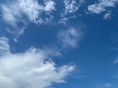 Mavi gökyüzünde beyaz bulut arka plan ep41