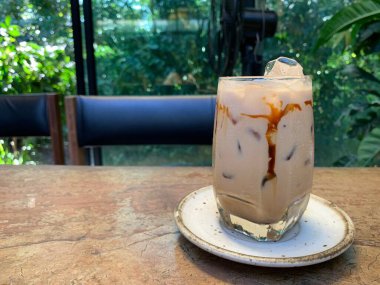 Cafe 'deki ahşap sehpanın üzerinde.