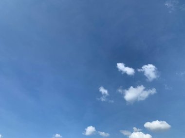 Mavi gökyüzünde beyaz bulut arkaplan ep46