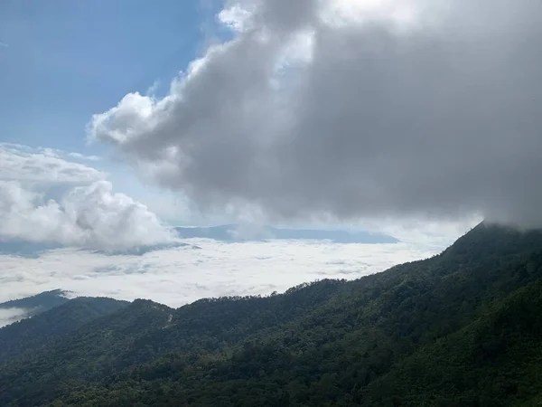산위로 구름이 Ep01 — 스톡 사진