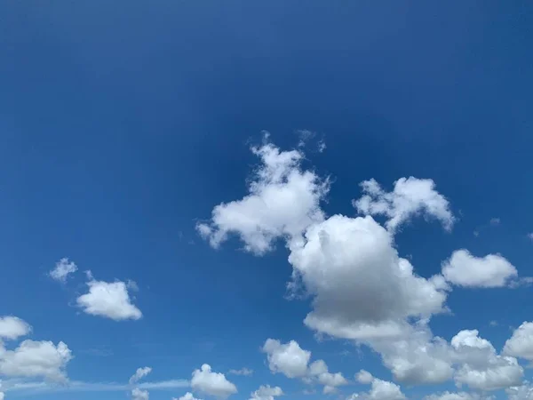 Grupo Nuvens Brancas Fundo Céu Azul — Fotografia de Stock