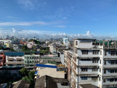 Mavi gökyüzünün altındaki şehir manzarası