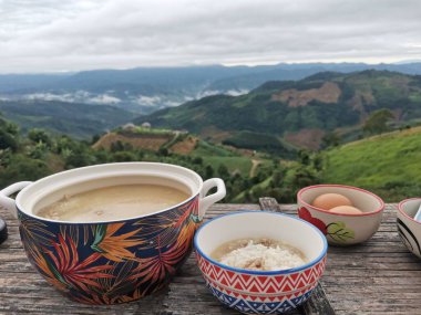 Kahvaltı için mükemmel dağ manzaralı haşlanmış pirinç.