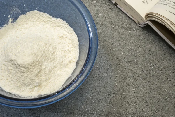 Mąki na stole z kamienia — Zdjęcie stockowe