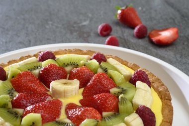 Meyveli kek taş masada