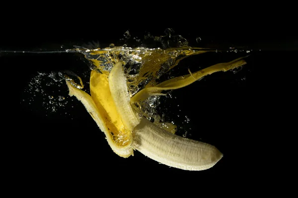 水中に落下バナナ — ストック写真