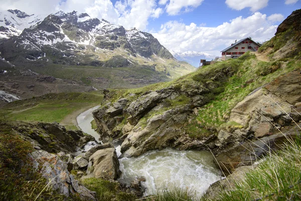 与传统的山顶别墅阿尔卑斯山田园景观 — 图库照片