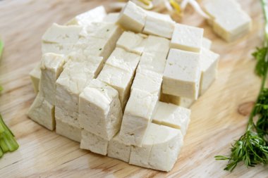 Tofu peyniri kesme tahtası üzerinde