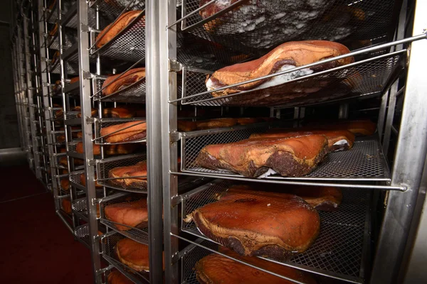 Jamón ahumado en celda industrial — Foto de Stock