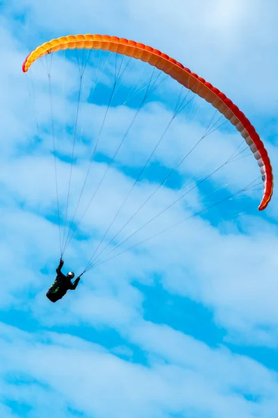 Gleitschirmfliegen Unter Den Wolken — Stockfoto