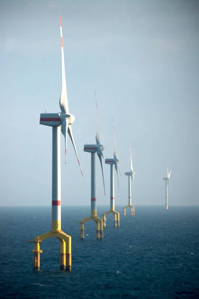 Offshore Windturbines Bij Zonsondergang Het Midden Van Zee — Stockfoto