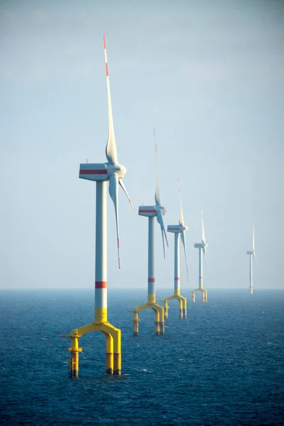 Offshore Windturbines Bij Zonsondergang Het Midden Van Zee — Stockfoto