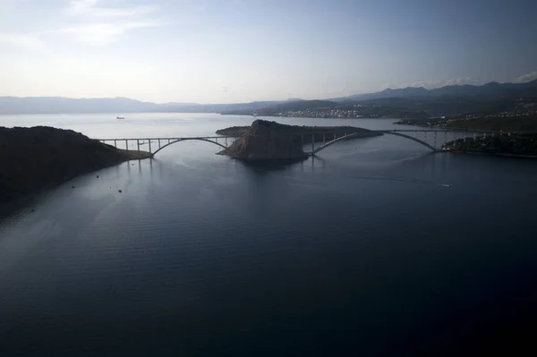 クロアチア沿岸のクルク島への橋 ストックフォト