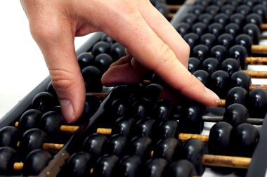 el üzerinde Çince abacus sayma