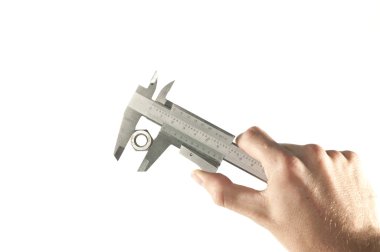 teknisyen eli fındık üzerinde beyaz izole kumpas ile ölçülür