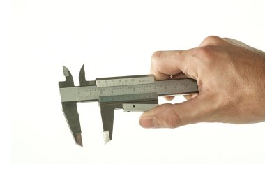 teknisyen eli fındık üzerinde beyaz izole kumpas ile ölçülür