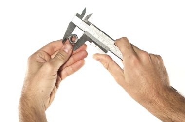 teknisyen eli fındık üzerinde beyaz izole kumpas ile ölçülür