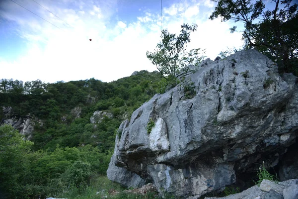 Großer Fels in den Bergen — Stockfoto