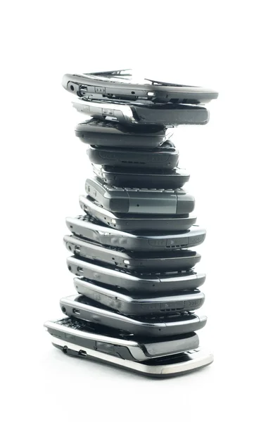 Стопка разбитых мобильных, изолированных на белом — стоковое фото