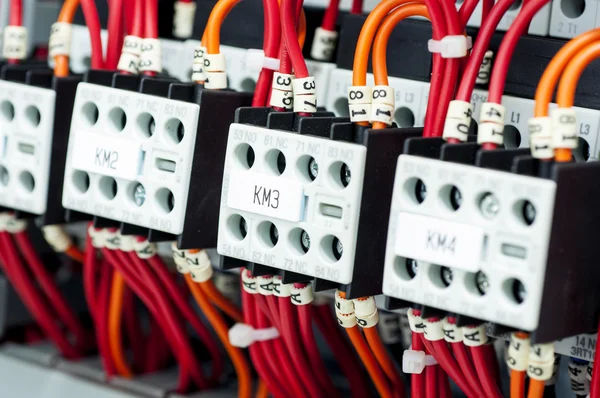Conexões elétricas no painel de controle — Fotografia de Stock