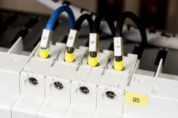 Connexions électriques dans le panneau de commande — Photo