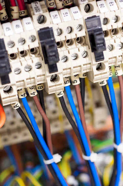 Conexiones eléctricas en el panel de control — Foto de Stock