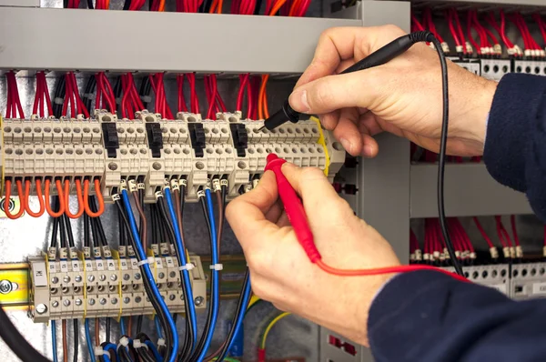 Elektricien op het werk — Stockfoto