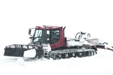 CE ve şiddetli kar fırtınası altında kar temizleme aracı