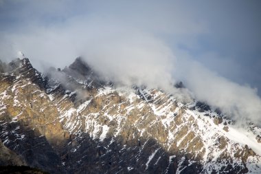 Dramatik bulutlar ile kaplı dağ