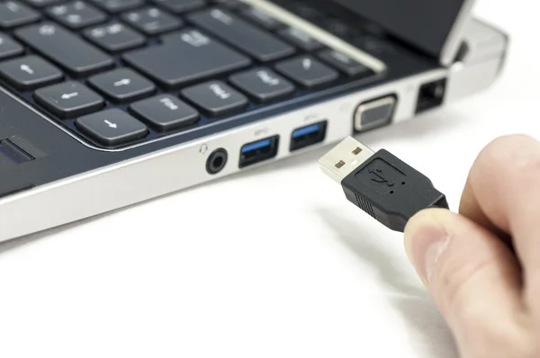 Conectando USB em laptop — Fotografia de Stock