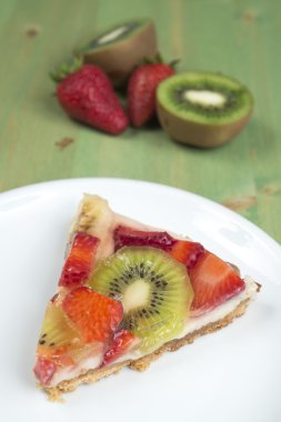 Meyveli kek yeşil masada