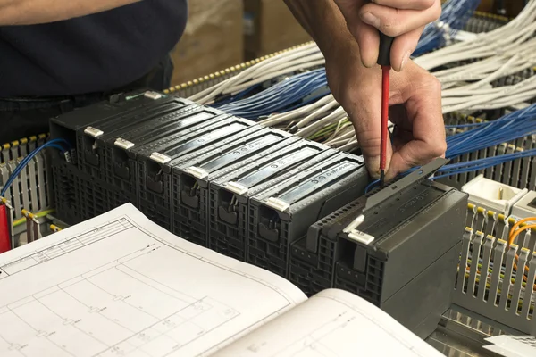 Elettricista al lavoro — Foto Stock