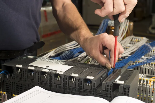 Elettricista al lavoro — Foto Stock