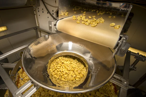 Tortellini Linea di produzione pasta — Foto Stock