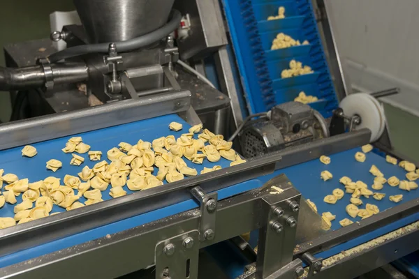 Tortellini Linea di produzione pasta — Foto Stock